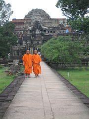 monks at angkor thom